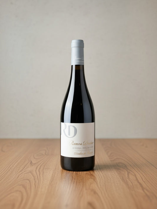 Goldener Zwilling Ramos Ducher 2021 Rotweinflasche aus Ribera del Duero auf einem Holztisch