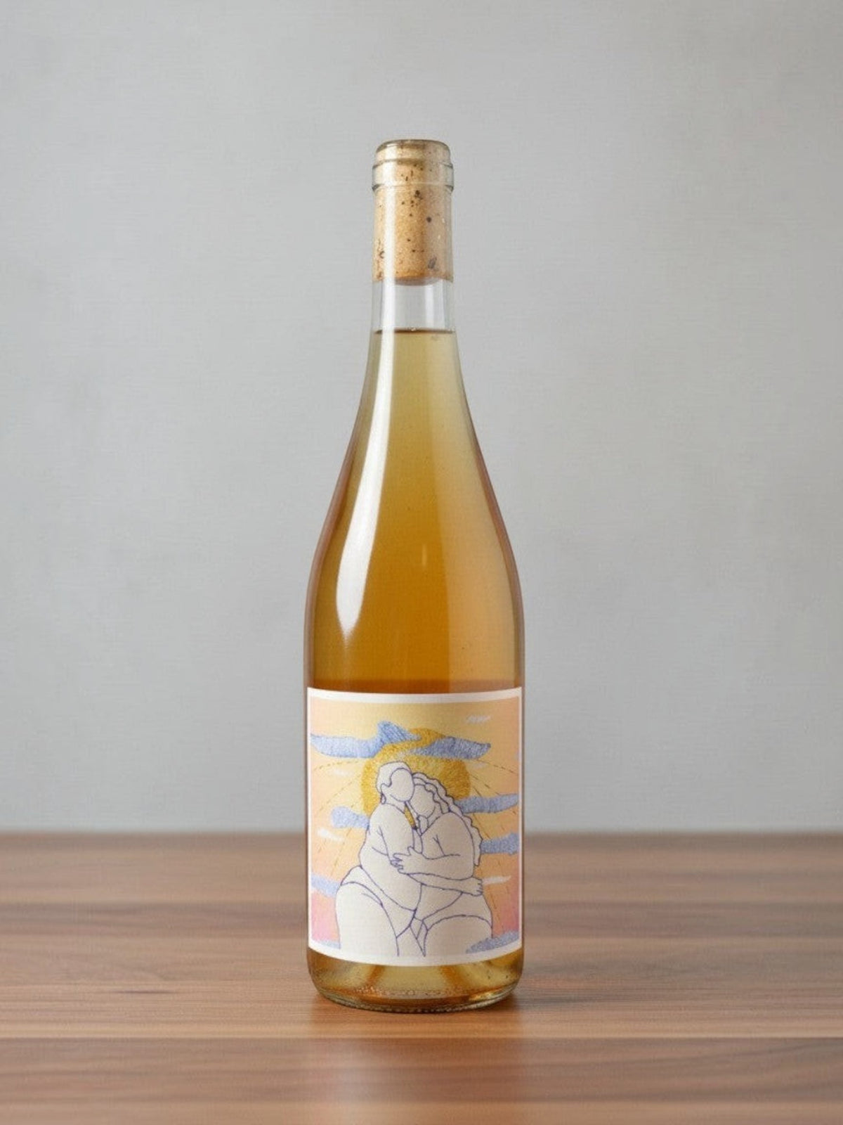 Goldener Zwilling La Katastrophe Sauviginier Gris 2023 Weißweinflasche mit künstlerischem Etikett auf Holztisch