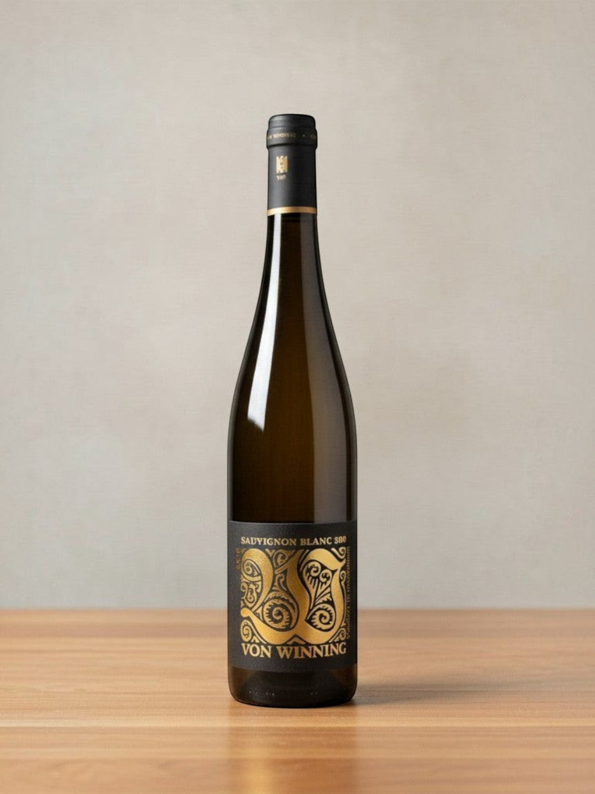 Goldener Zwilling Von Winning Sauvignon Blanc 500 2018 Weißweinflasche mit elegantem schwarzem Etikett auf Holztisch