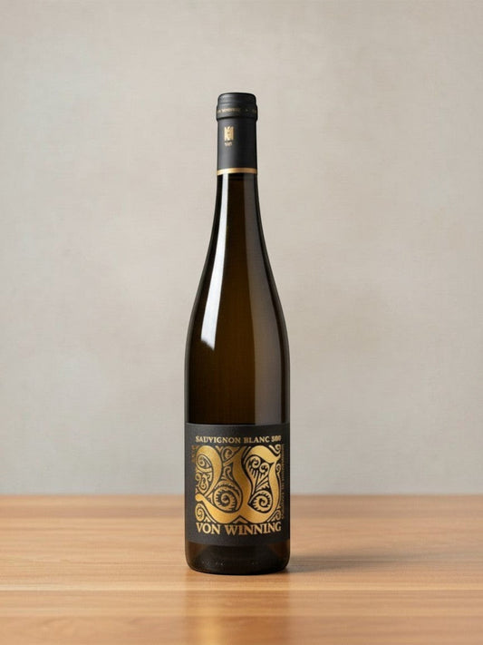 Goldener Zwilling Von Winning Sauvignon Blanc 500 2018 Weißweinflasche mit elegantem schwarzem Etikett auf Holztisch
