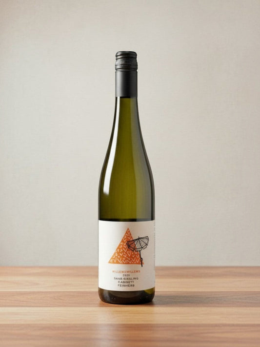 Goldener Zwilling Willems Willems Riesling Kabinett feinherb 2024 Weißweinflasche mit modernem Etikett auf Holztisch